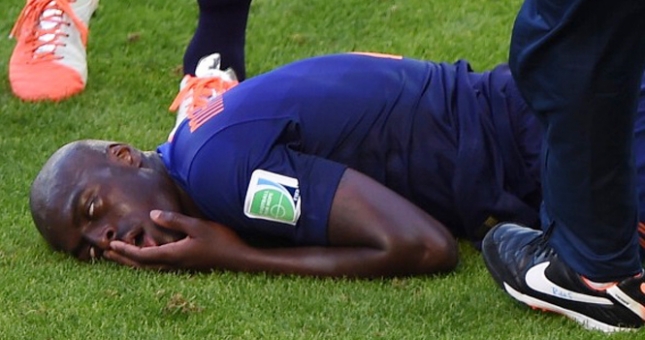 Video World Cup 2014: Hậu vệ Hà Lan bất tỉnh sau pha vào bóng của Tim Cahill