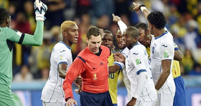 Video World Cup 2014: Những sai lầm tệ hại của trọng tài (Honduras vs Ecuador)