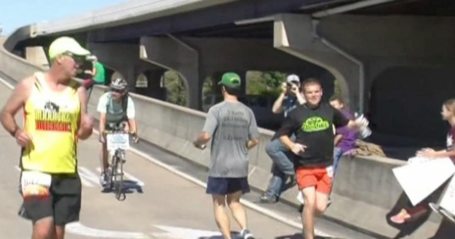 VIDEO Kỷ lục VĐV vừa chạy ngược vừa tung hứng trên đường đua marathon