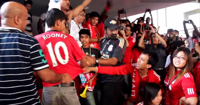 VIDEO: CĐV liều lĩnh mặc áo MU trước rừng fan Liverpool