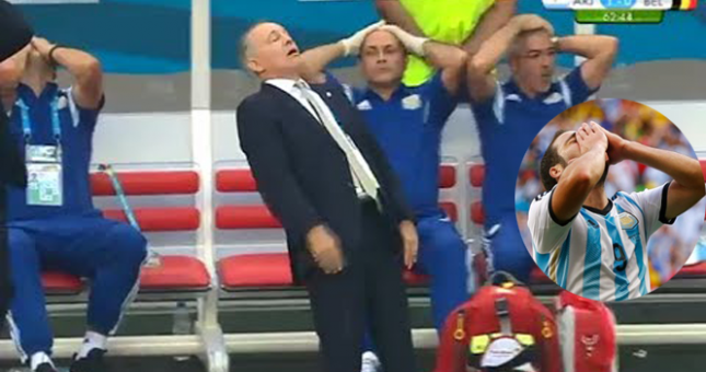 VIDEO: Tình huống hài hước HLV Sabella ngã ngửa vì pha chân gỗ của Higuain