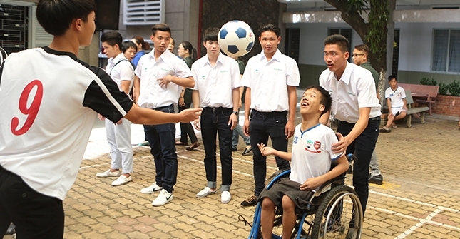 Các cầu thủ U19 Việt Nam tham gia hoạt động từ thiện tại TPHCM