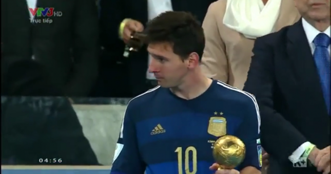 VIDEO: Messi buồn bã nhận Quả bóng vàng World Cup 2014