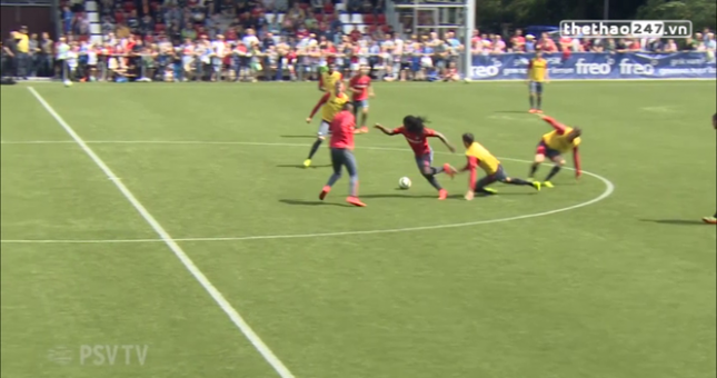 VIDEO: Pha solo ghi bàn mang đậm phong cách Ronaldinho của sao PSV