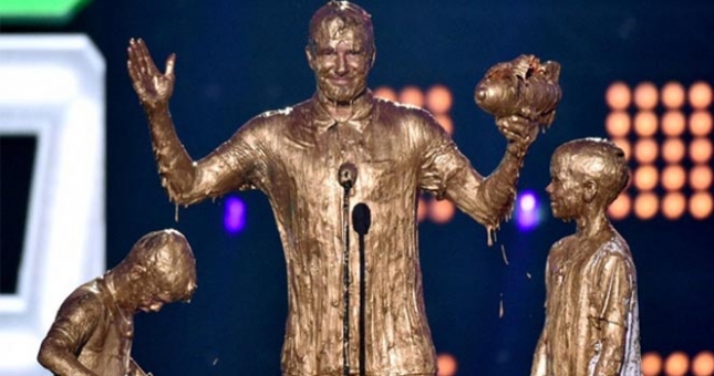 Cha con Beckham ‘hú vía’ khi nhận giải Legend Award