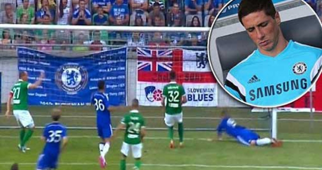 VIDEO: Torres bỏ lỡ cơ hội khó tin khi đối diện cách khung thành 2m