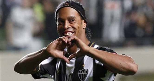 Lục đục nội bộ, Ronaldinho rời Atletico Mineiro