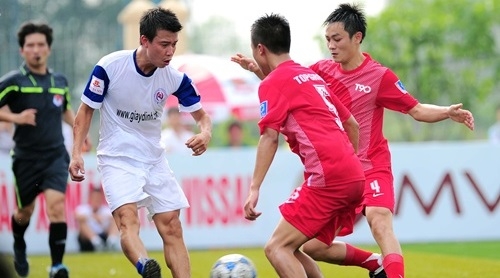 Tuấn Hưng đối đầu Quốc Vượng tại sân bóng đá phủi