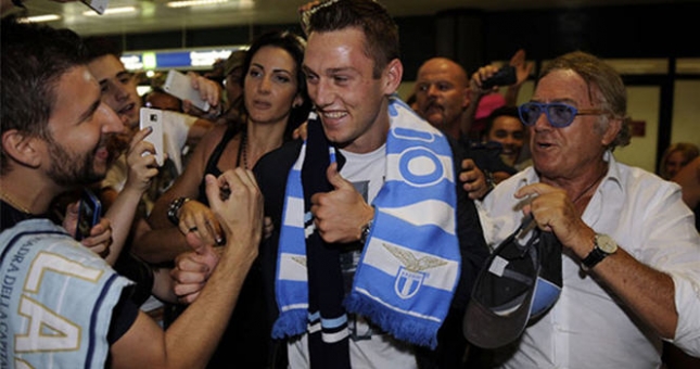 Stefan de Vrij ký hợp đồng 5 năm với Lazio