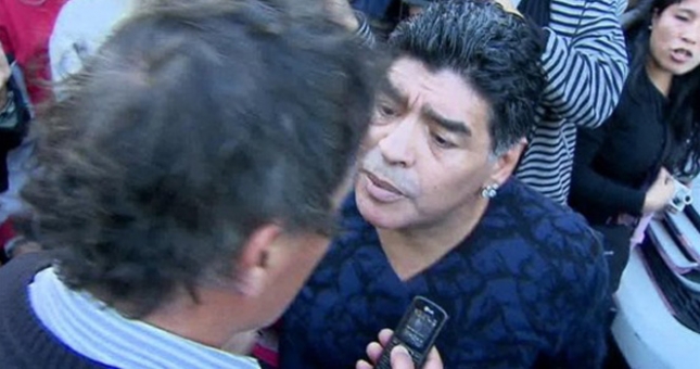 Maradona lại dính scandal chửi rủa và tát vào mặt phóng viên