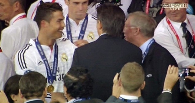 VIDEO: Ronaldo hớn hở khi gặp lại Sir Alex sau trận Siêu Cup
