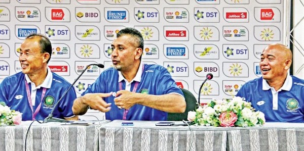 HLV đội U21 Brunei vui mừng khi cầm hòa U19 Việt Nam