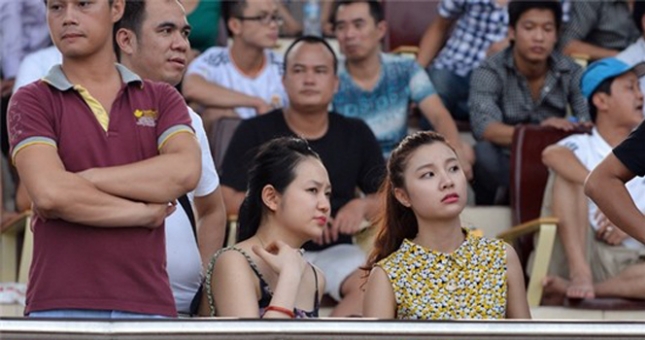 Vợ Tuấn Hưng ôm bụng bầu đi cổ vũ chồng đá bóng