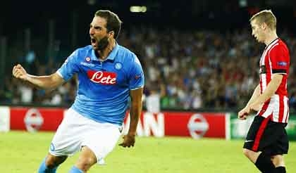 Higuain cứu Napoli thoát thua ngay trên sân nhà