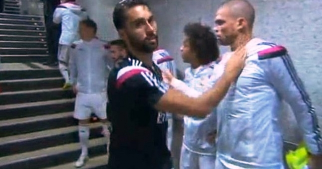 Casillas bị Arbeloa khinh ra mặt