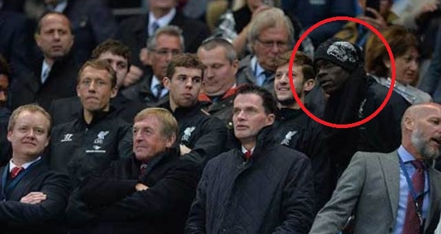 VIDEO: Bất chấp trời mưa Balotelli vẫn đến sân Etihad cổ vũ cho Liverpool