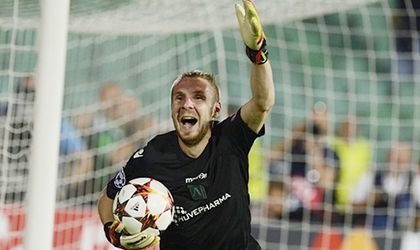 Làm thủ môn bất đắc dĩ, hậu vệ giúp đội nhà dự Champions League