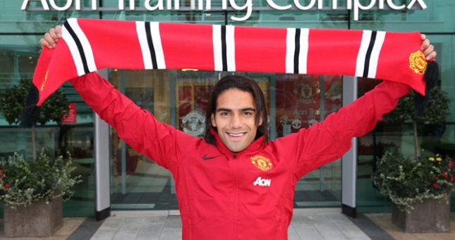 Falcao vừa đến, Van Persie và Rooney đã cuống cuồng lo giữ vị trí