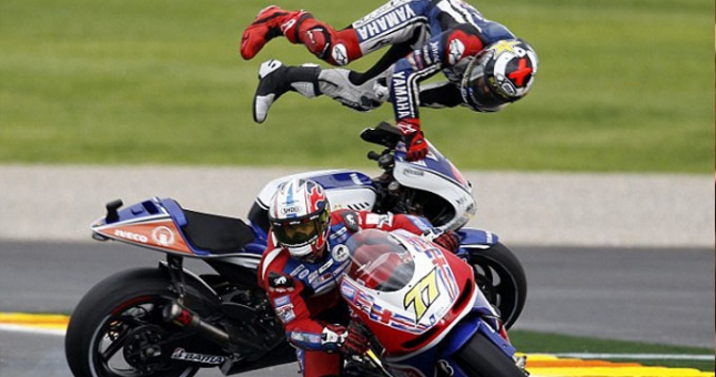 VIDEO hài hước : Vụ tai nạn đua xe hài hước có 1 không 2