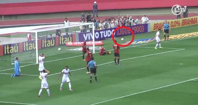 VIDEO: Pha bóng chân gỗ của Pato trước khung thành trống