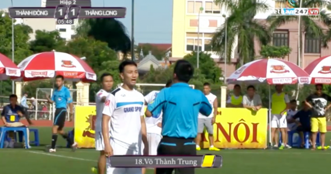 VIDEO: Diễn viên hài Thành Trung nhận thẻ vàng hài hước trên sân phủi