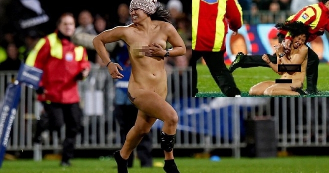 VIDEO: Cô gái nude 100% chạy vào sân phá rối trận bóng bị ...'đè ngửa'