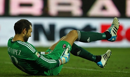 De Sciglio phản lưới nhà khiến Diego Lopez dính chấn thương