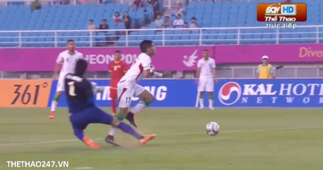 VIDEO: Pha vào bóng kinh hoàng của thủ môn Bửu Ngọc với cầu thủ Iran (Asiad 17)