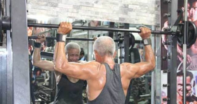 VIDEO: Lực sỹ 62 tuổi nâng hơn 30 tấn tạ một buổi tập