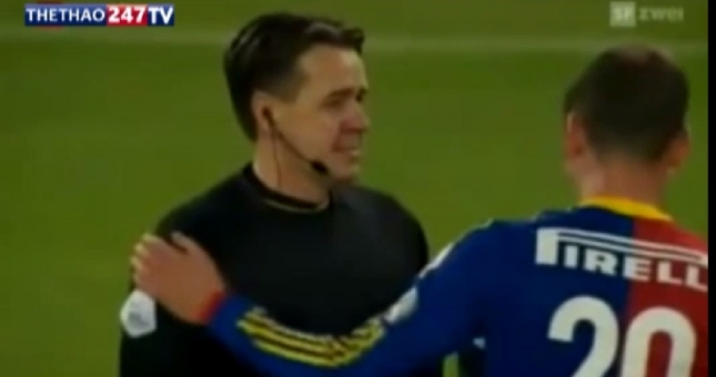 VIDEO: Trọng tài rơi lệ trong tiếng còi cuối cùng của sự nghiệp