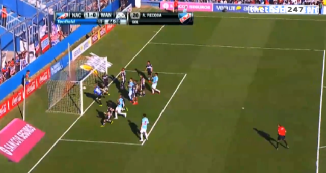 VIDEO: Siêu phẩm đá phạt góc thành bàn như David Beckham