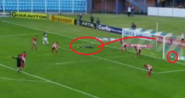 VIDEO: Bàn thua từ những sai lầm ngớ ngẩn liên tiếp