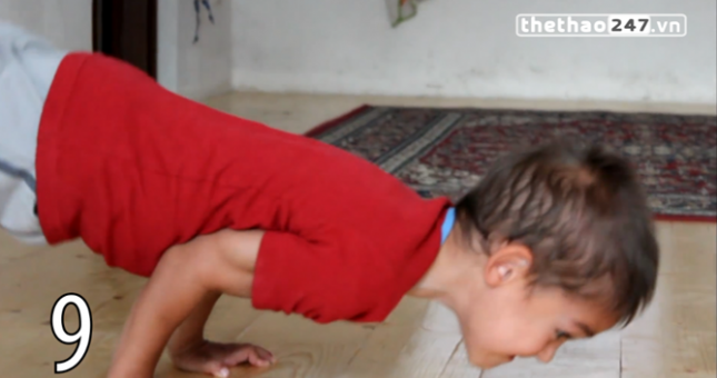 VIDEO: Màn hít đất khó tin của cậu bé 5 tuổi
