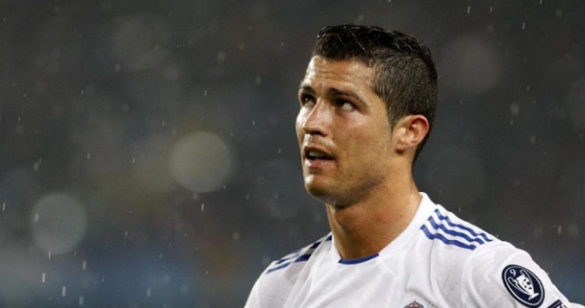 VIDEO: Sự khác biệt giữa Ronaldo và cầu thủ fairplay khi ngã trong vòng cấm