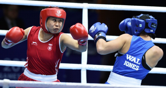 VIDEO: Nữ võ sỹ Ấn Độ từ chối nhận huy chương vì bị chủ nhà xử ép