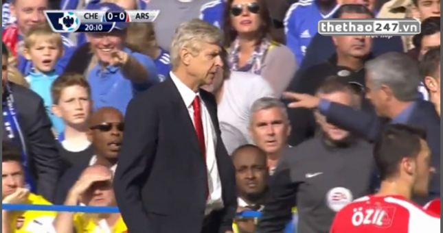 VIDEO: Wenger và Mourinho suýt đánh nhau trên sân