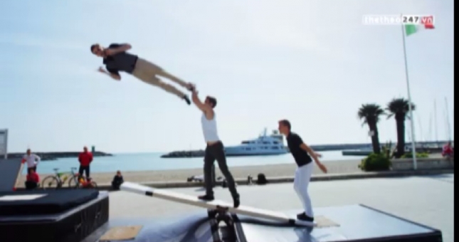 VIDEO: Màn trình diễn nhào lộn siêu cao, siêu xoáy trên ...bập bênh