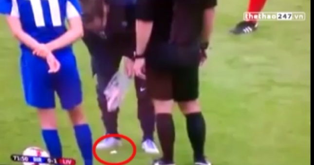 VIDEO: ''Đỏ mặt'' với sự cố hi hữu chỉ xảy ra trong bóng đá nữ