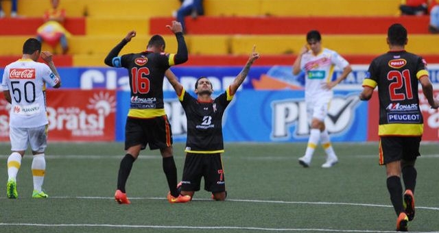 VIDEO: Siêu phẩm từ khoảng cách 40m ở giải VĐQG Costa Rica