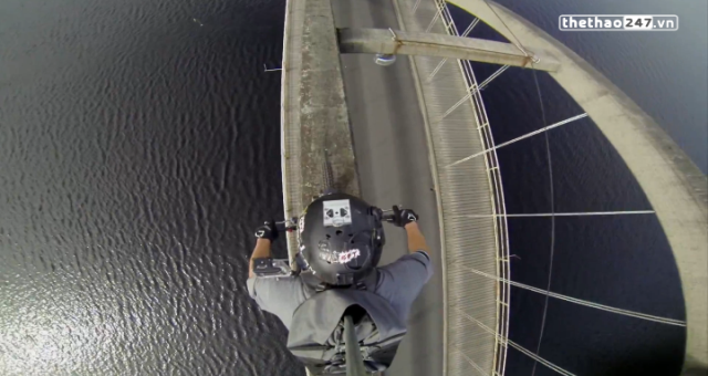 VIDEO: Thót tim với màn biểu diễn đi xe qua cầu