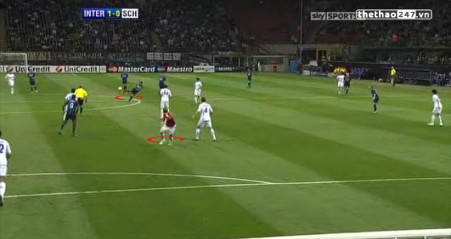 VIDEO: Xem Stankovic trừng phạt Neuer vì thói quen lao ra ngoài vòng cấm