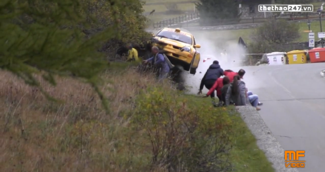 VIDEO: Đám đông thoát chết thần kỳ sau tai nạn kinh hoàng của xe đua