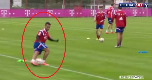 VIDEO: Sao trẻ Bayern khiến đồng đội 'lác mắt' với màn diễn xiếc với bóng