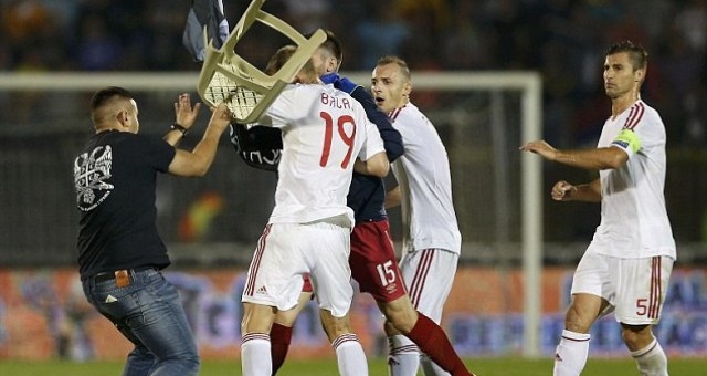 VIDEO: Cầu thủ đánh nhau vì xung đột sắc tộc tại vòng loại Euro 2016