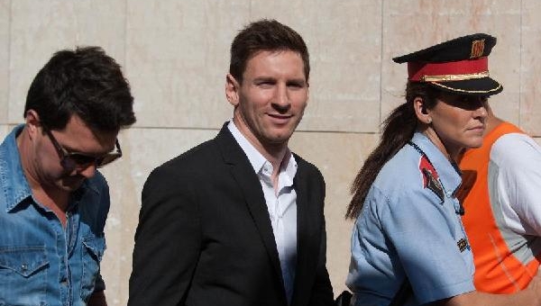 Cha đẻ Lionel Messi nhận hết tội danh trốn thuế