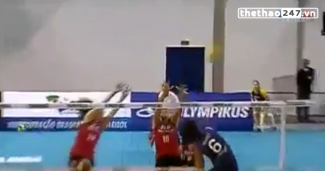 VIDEO: Pha 'đóng dấu' kinh hoàng ngay sát lưới ở bóng chuyền nữ
