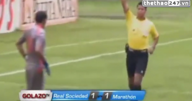 VIDEO: Bị phạt thẻ đỏ vì vỗ mông cầu thủ đối phương