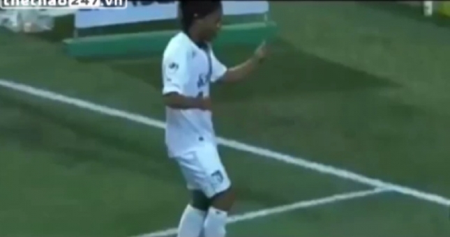 VIDEO: Ronaldinho nhảy samba mê hoặc khán giả Mexico