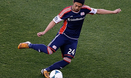 Lee Nguyễn lại một mình gánh New England