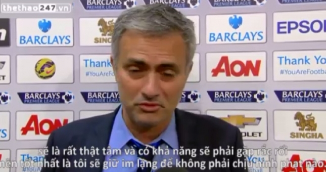 VIDEO: Mourinho hậm hực nhưng không dám lên tiếng vì sợ gặp rắc rối
